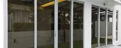 Porta de vidro de correr com esquadria de alumínio
