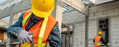Equipe em execução de obra residencial