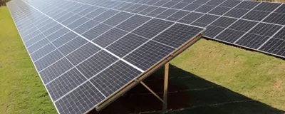Usina solar fotovoltaica instalada em estrutura no solo