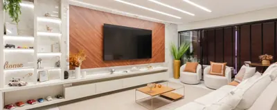 Sala de estar com acabamento finalizado após reforma