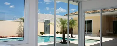Janelas de vidro com vista para piscina