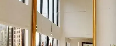 Espelho decorativo emoldurado em sala de estar