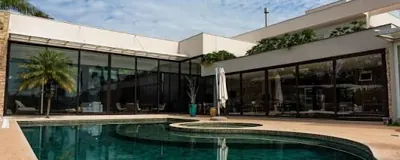 Fachada de residência com piscina e esquadrias de alumínio