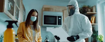 Técnico orientando cliente durante atendimento